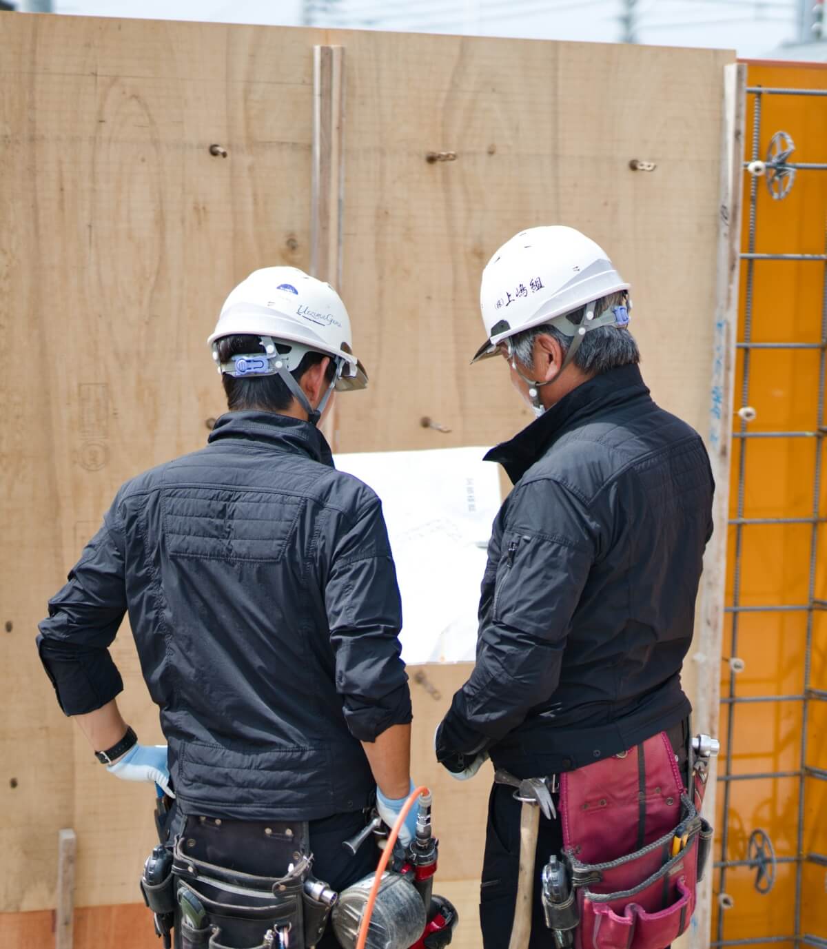 上嶋組の型枠大工職人の作業中画像2