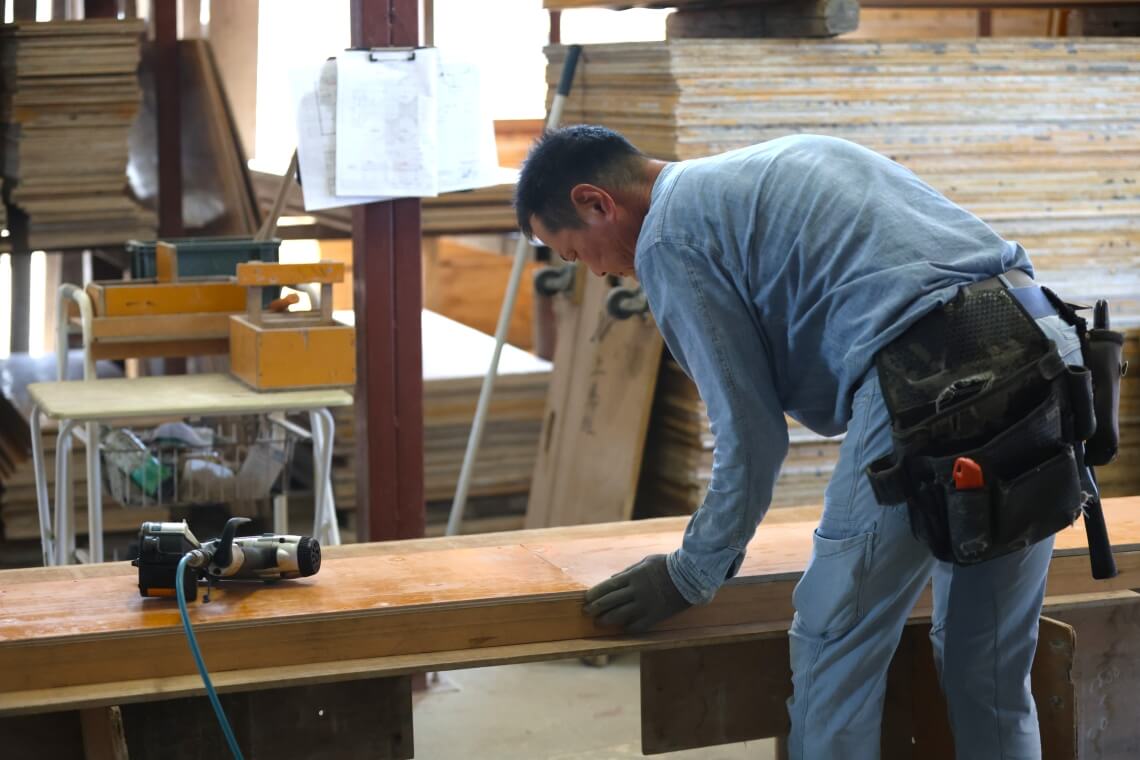上嶋組の型枠大工職人の作業中画像4