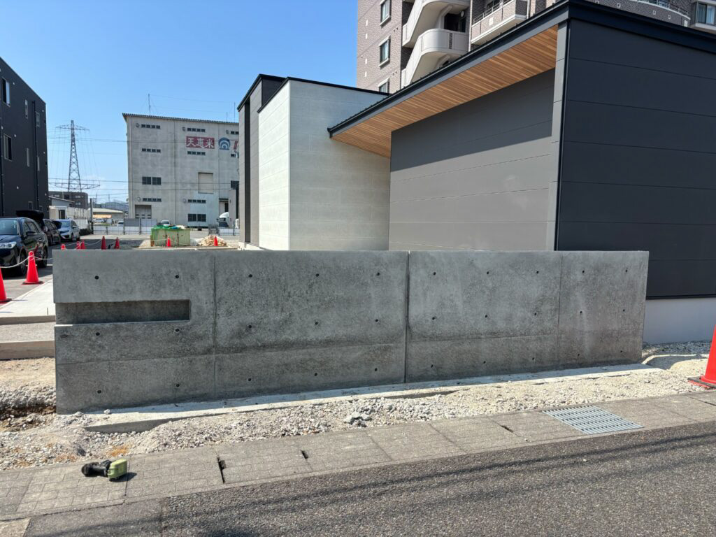 福井市M様邸展示場の擁壁型枠工事・建物外観と調和するコンクリート擁壁全景
