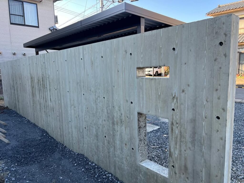 越前市S様邸の杉板型枠で仕上げた木目模様のコンクリート擁壁全景