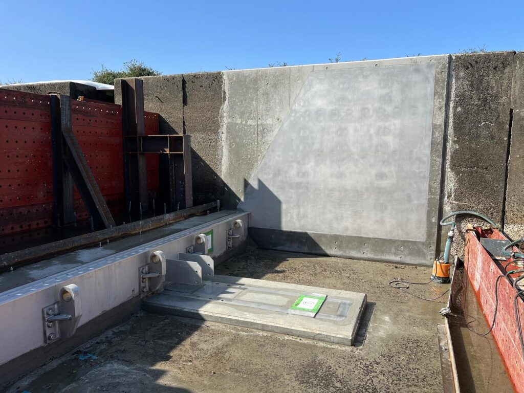 福井市の水処理施設で施工したコンクリート壁の土木型枠工事完成状況