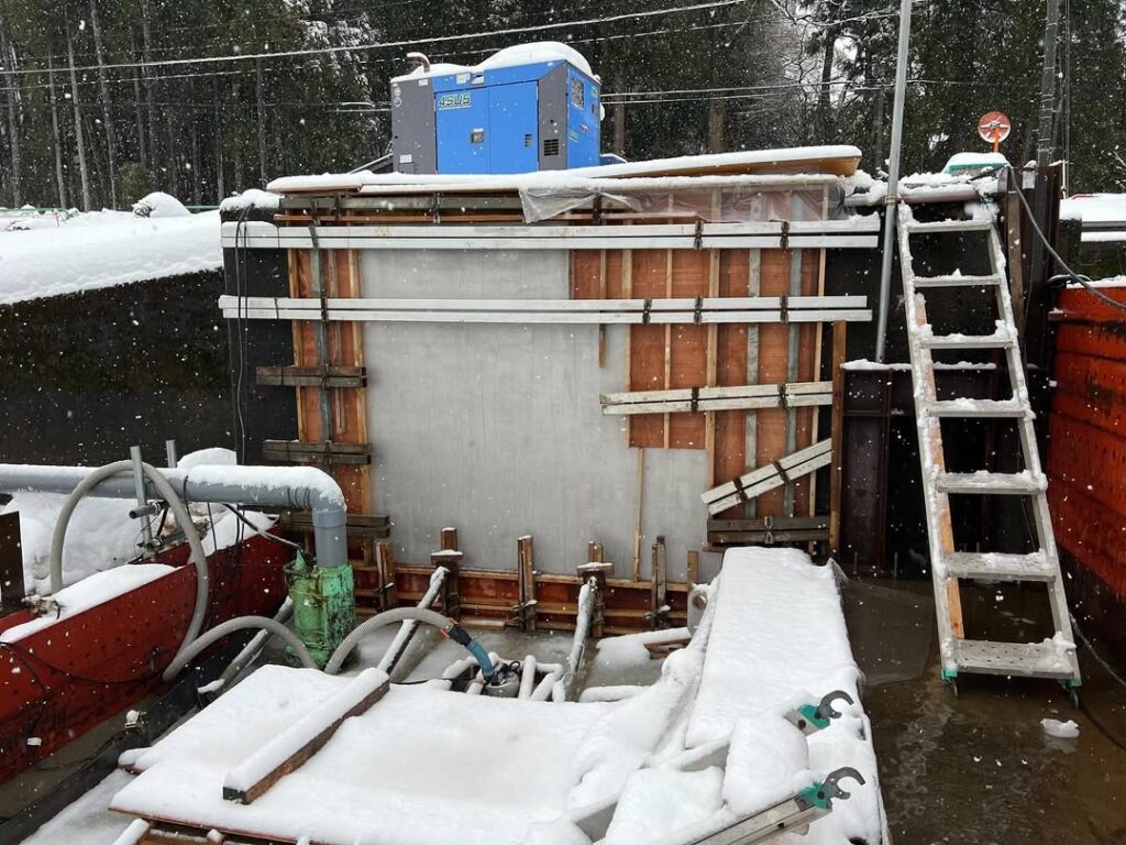 積雪時の福井市水処理施設で進めるコンクリート壁の型枠施工状況