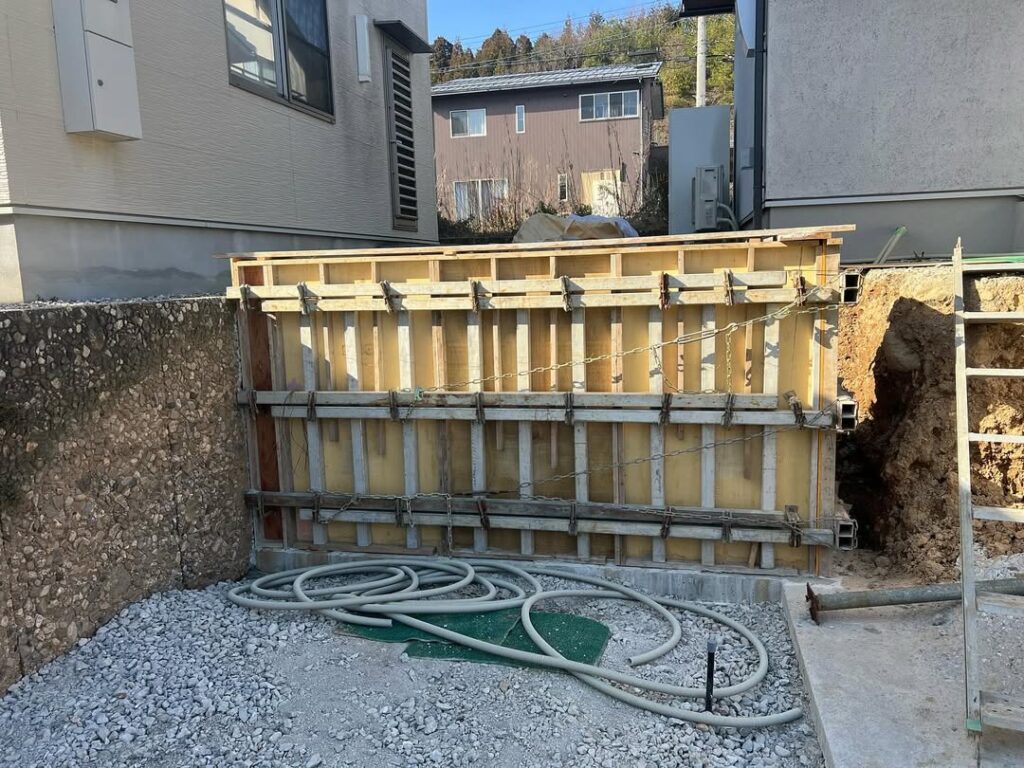 福井市の住宅敷地内で施工中の擁壁型枠