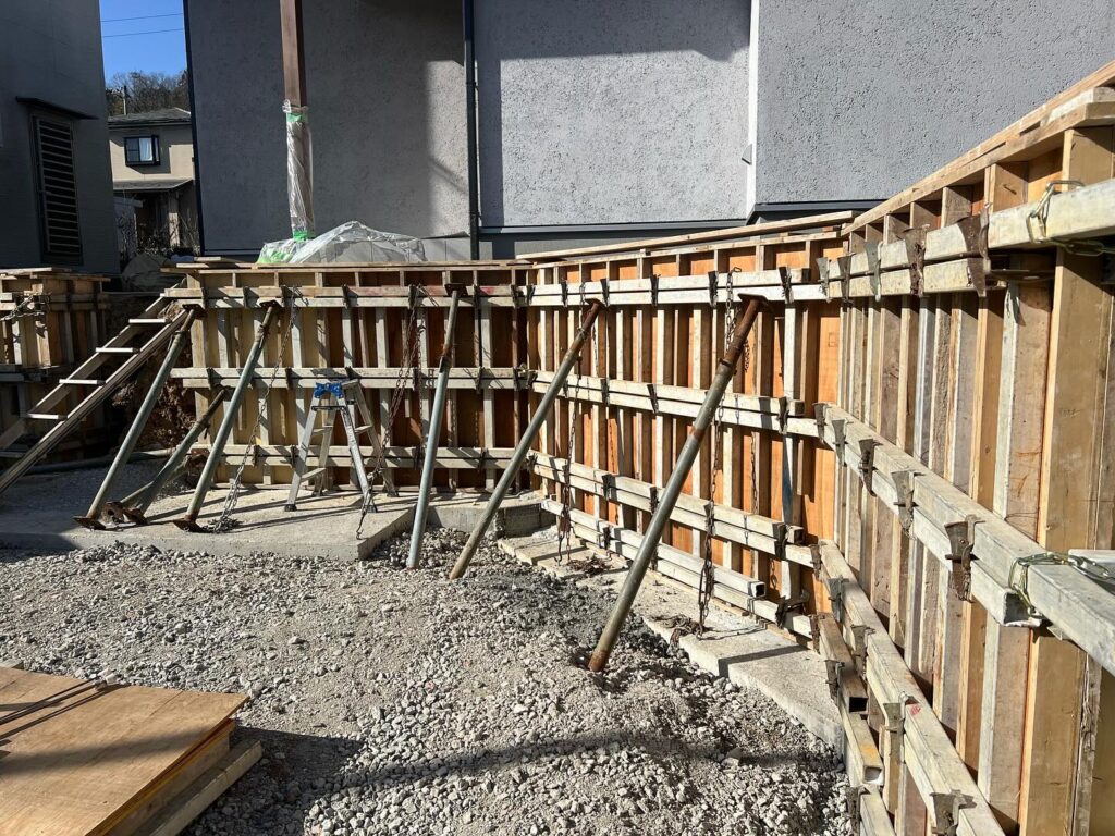 福井市の住宅擁壁型枠工事・支保工設置状況