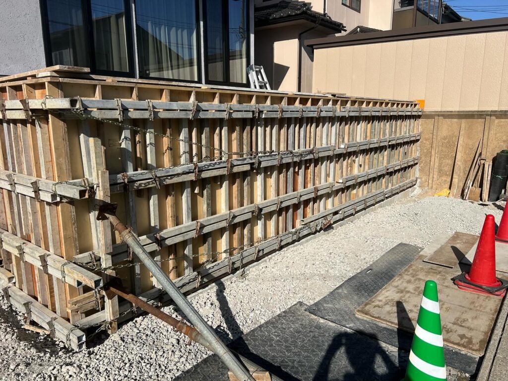 福井市の住宅擁壁型枠工事・型枠組立状況