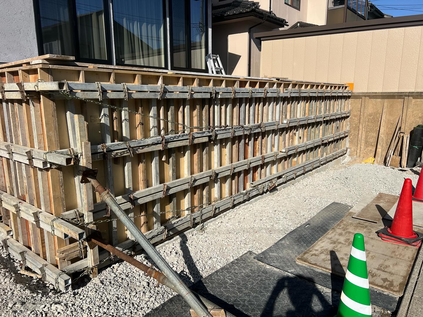 福井市の住宅擁壁型枠工事・型枠組立状況