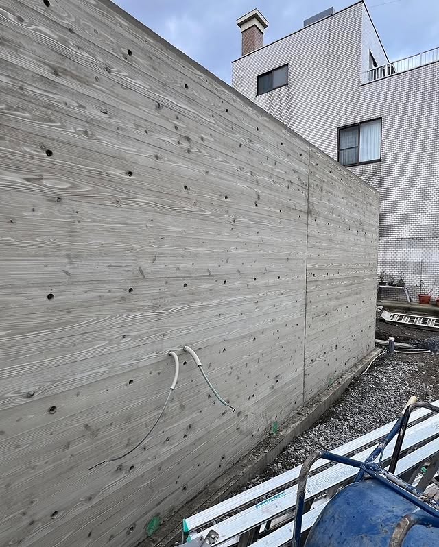 福井市I様邸の杉板擁壁型枠工事・長く続く木目仕上げのコンクリート壁面