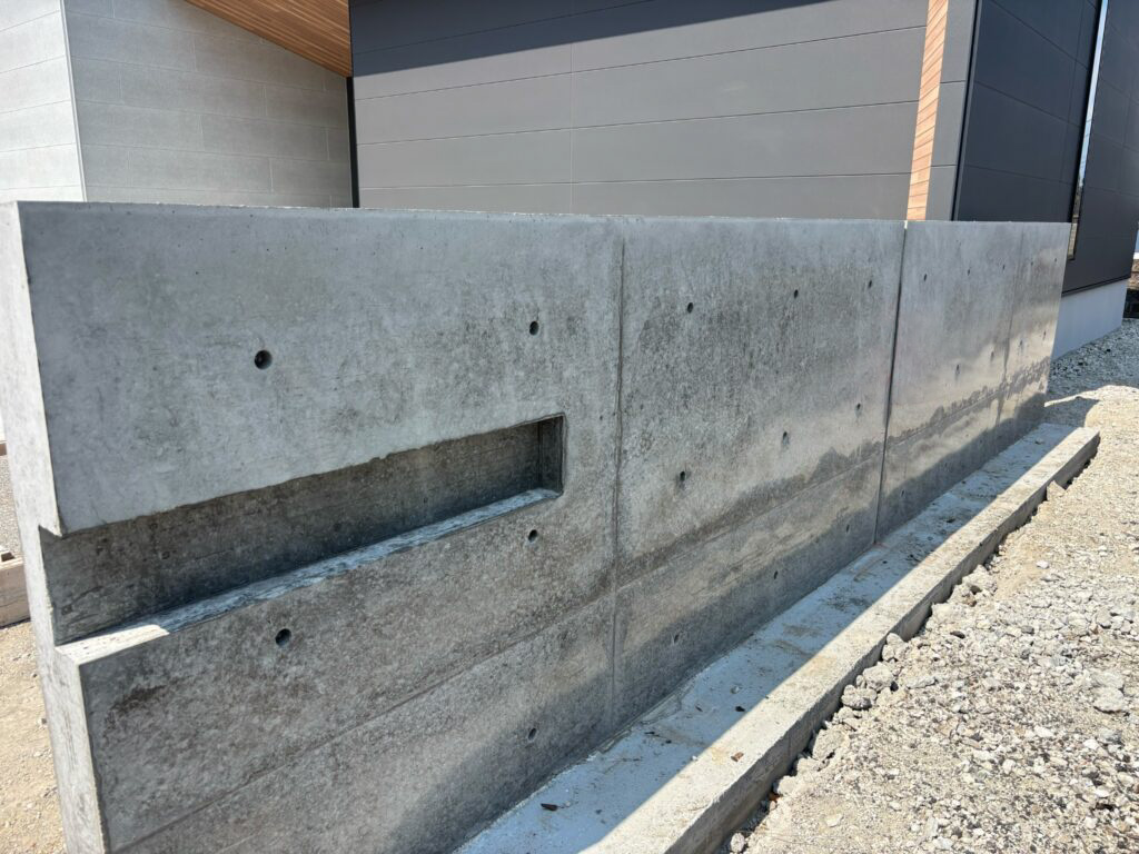 福井市M様邸展示場の擁壁型枠工事・横長開口部を設けたコンクリート壁