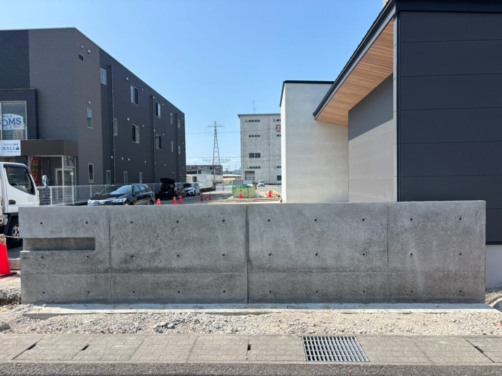 福井市T様邸の住宅外構に施工した打放しコンクリート擁壁の全景