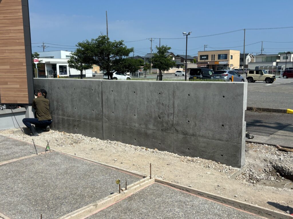 福井市M様邸展示場の擁壁型枠工事・道路側から見た打放しコンクリート擁壁