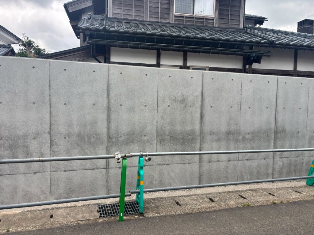 福井市I様邸の外構擁壁型枠工事・道路側から見た長いコンクリート壁