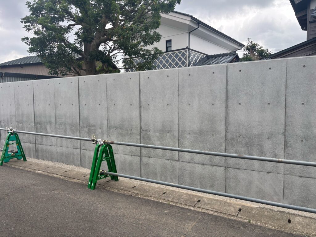 福井市I様邸の道路沿いに施工した打放しコンクリート擁壁全景