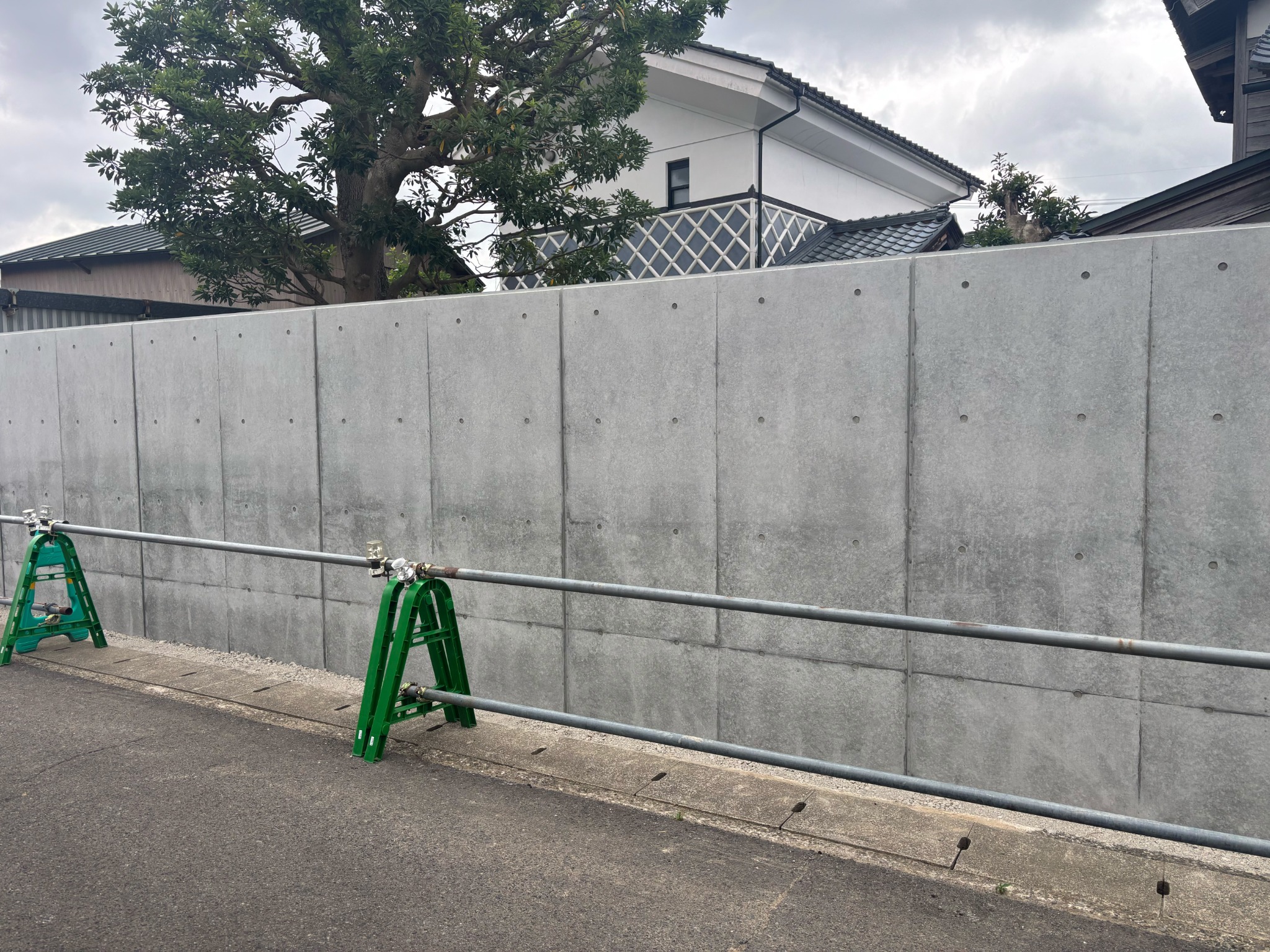 福井市I様邸の道路沿いに施工した打放しコンクリート擁壁全景