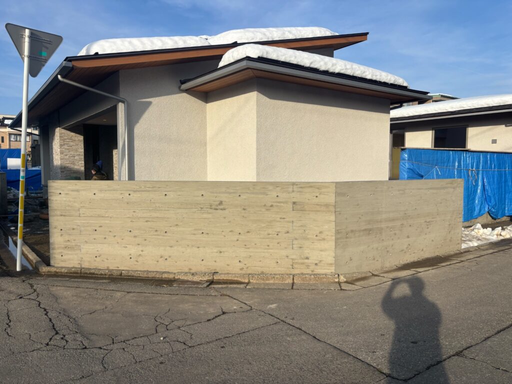 福井市Y様邸の杉板型枠で仕上げた道路沿いのコンクリート擁壁全景
