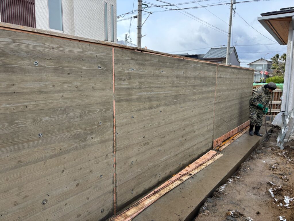 福井市T様邸の杉板擁壁型枠工事・杉板型枠を組み立てた施工中の壁面