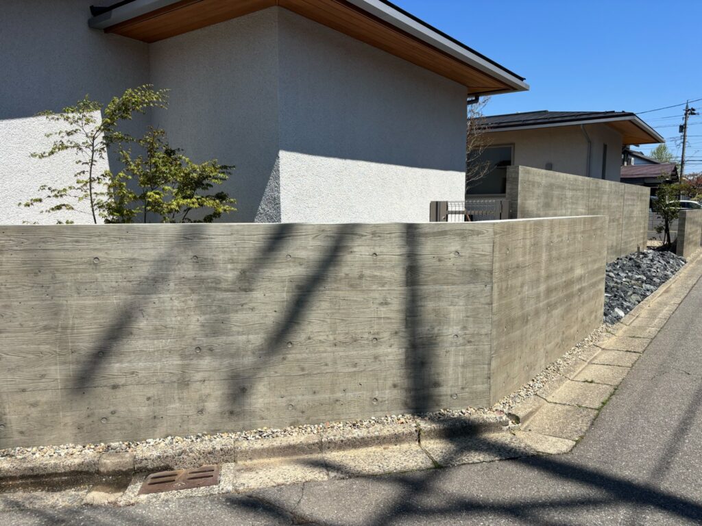 福井市T様邸の杉板擁壁型枠工事・段差とコーナー部を設けた木目仕上げの擁壁
