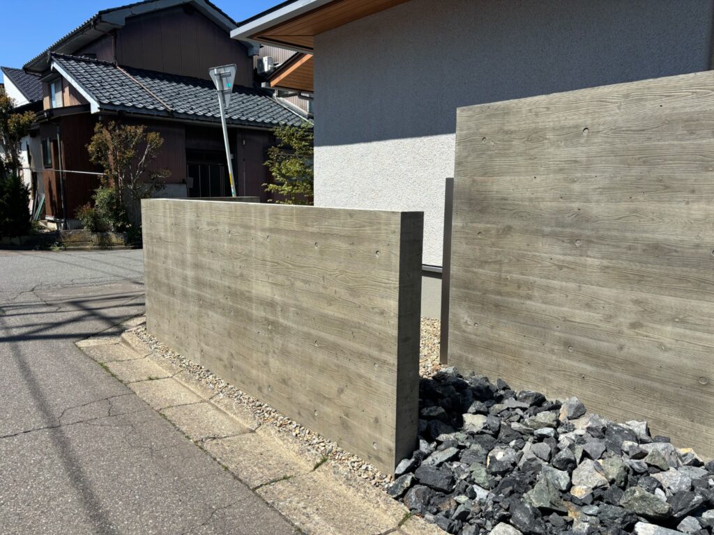 福井市T様邸の杉板擁壁型枠工事・住宅外観と調和する完成したコンクリート壁